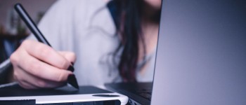 Vrouw achter laptop.jpg